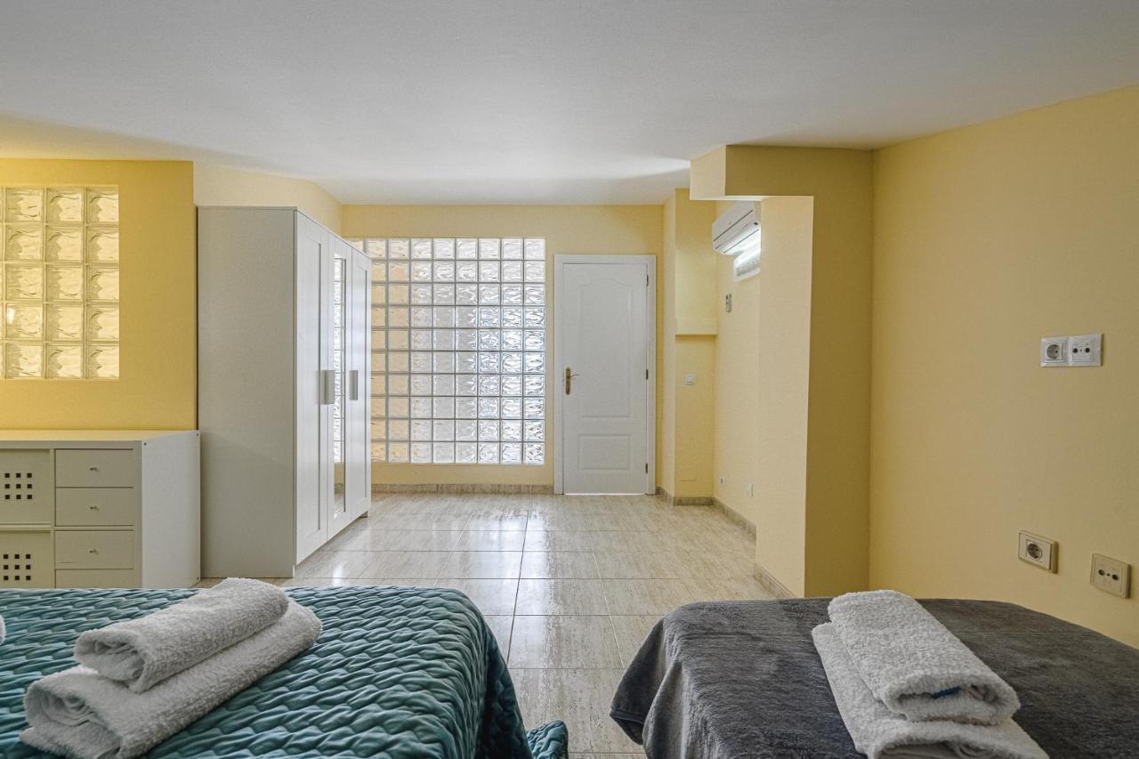 Red Large Family Apartment, Three Floors, 10 Guests أذيخي المظهر الخارجي الصورة