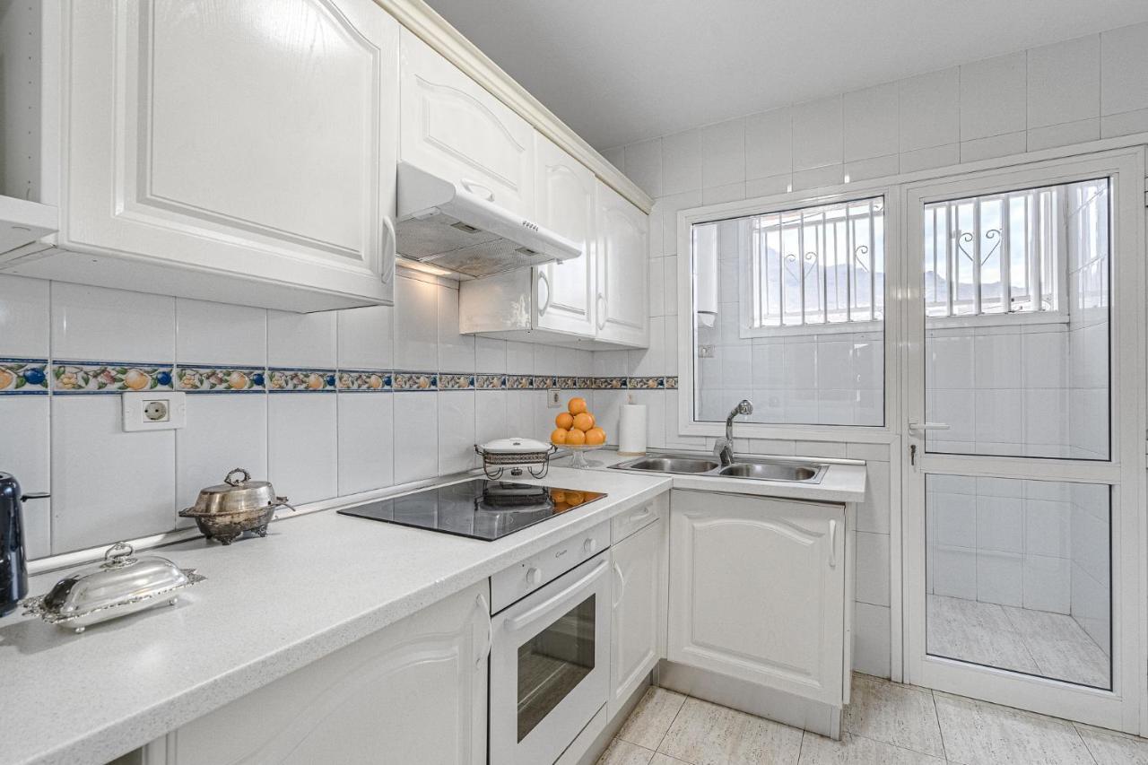 Red Large Family Apartment, Three Floors, 10 Guests أذيخي المظهر الخارجي الصورة