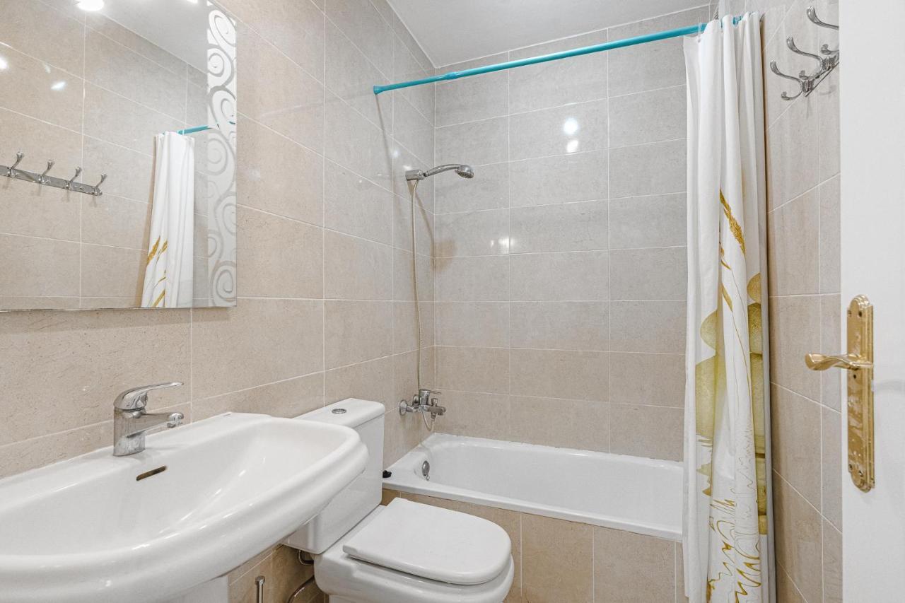 Red Large Family Apartment, Three Floors, 10 Guests أذيخي المظهر الخارجي الصورة