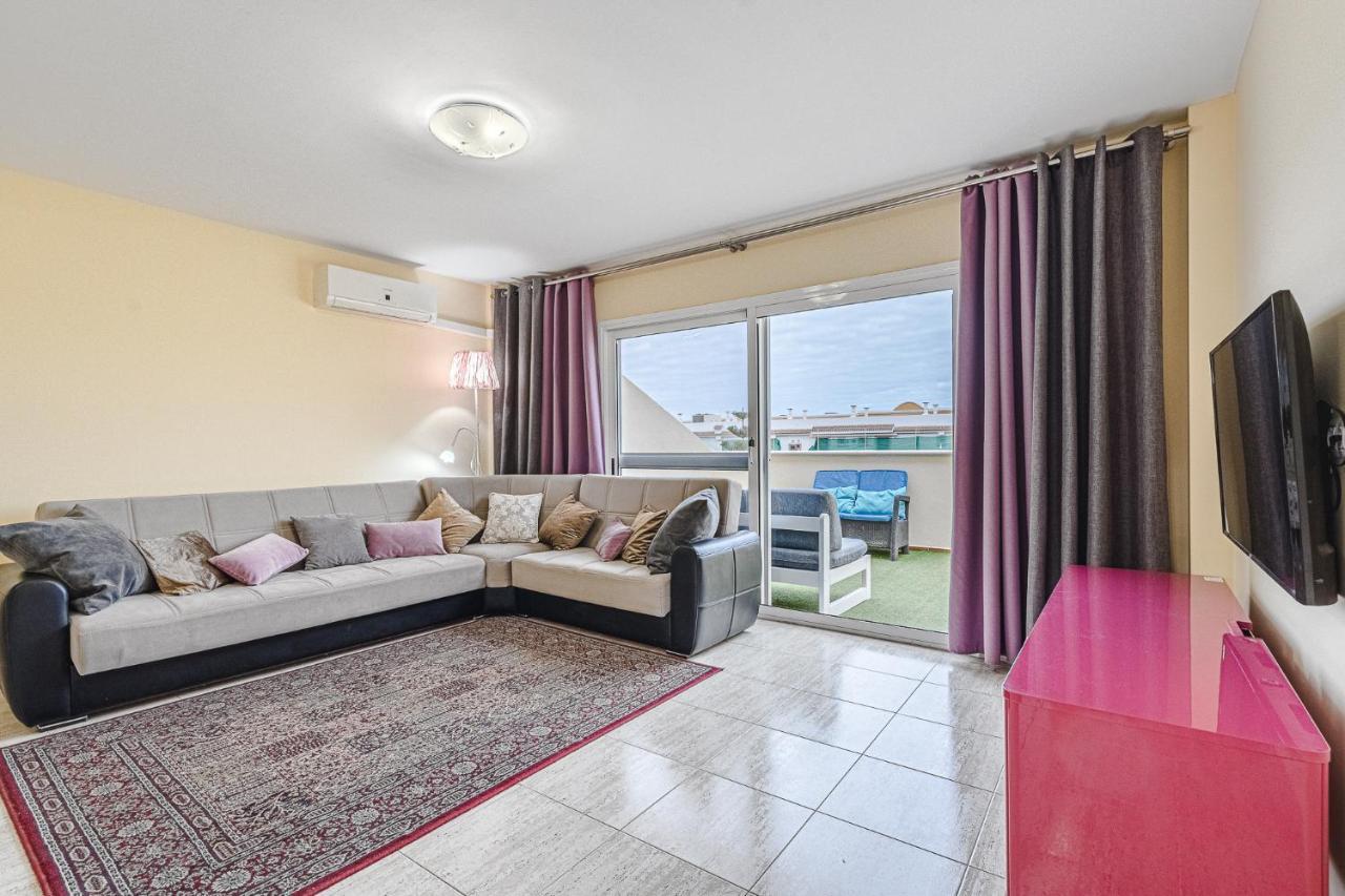 Red Large Family Apartment, Three Floors, 10 Guests أذيخي المظهر الخارجي الصورة