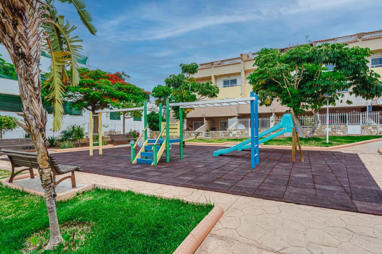 Red Large Family Apartment, Three Floors, 10 Guests أذيخي المظهر الخارجي الصورة