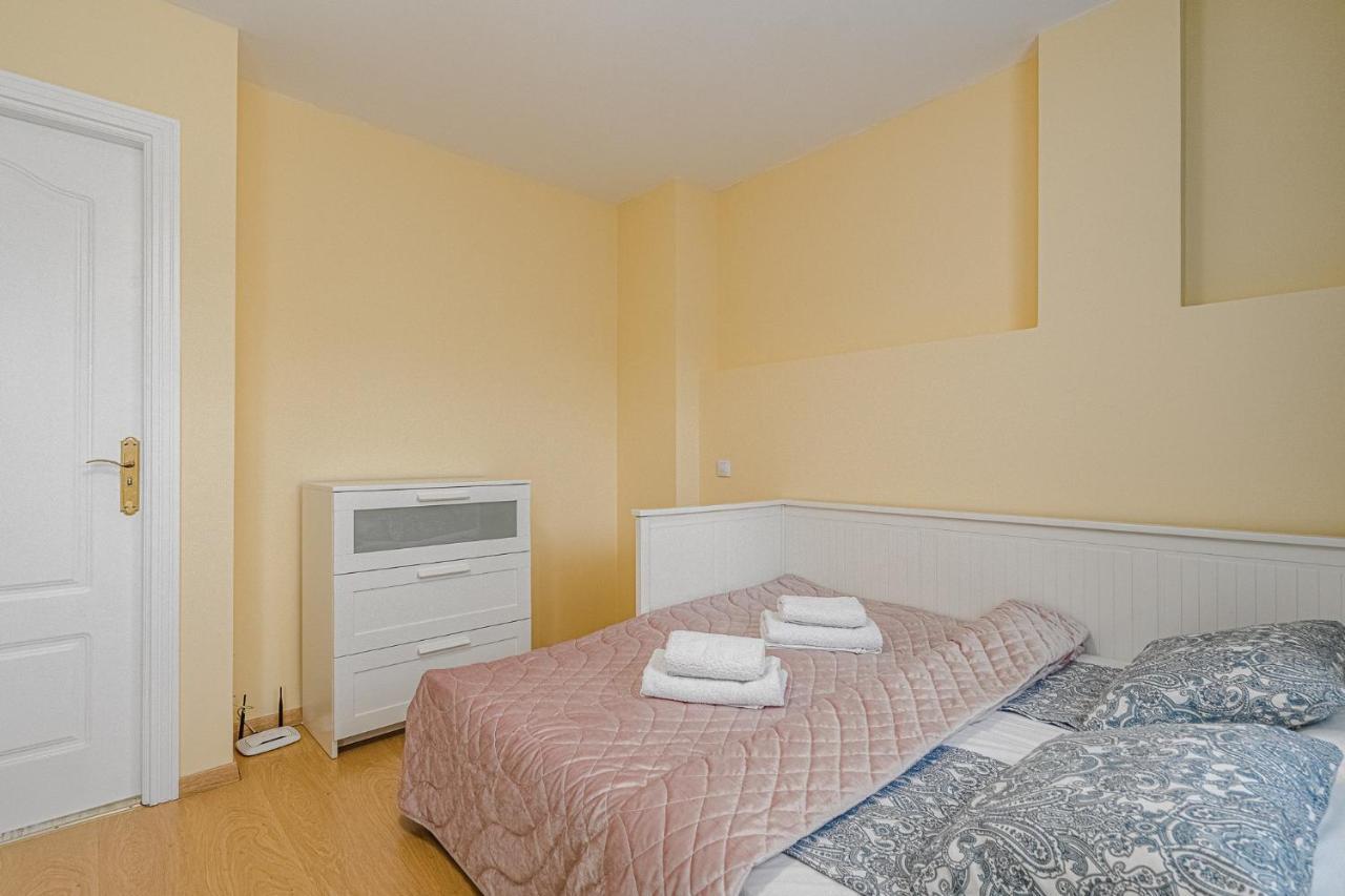 Red Large Family Apartment, Three Floors, 10 Guests أذيخي المظهر الخارجي الصورة