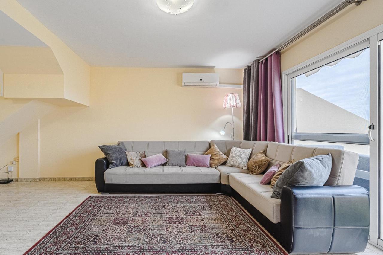 Red Large Family Apartment, Three Floors, 10 Guests أذيخي المظهر الخارجي الصورة