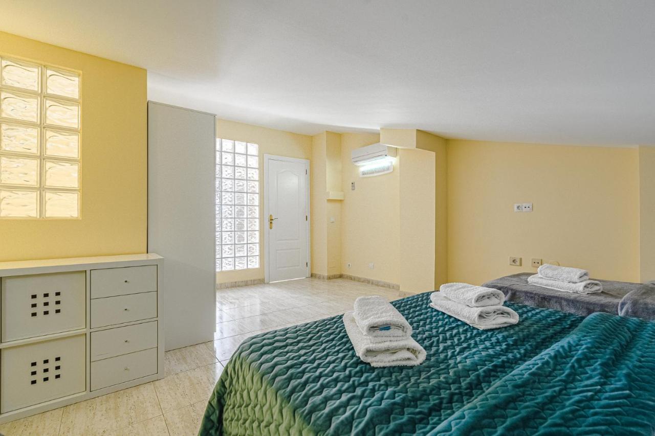 Red Large Family Apartment, Three Floors, 10 Guests أذيخي المظهر الخارجي الصورة