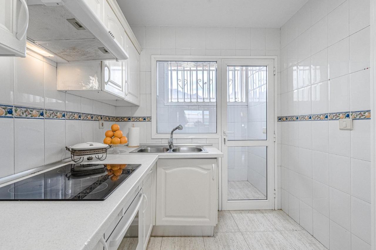 Red Large Family Apartment, Three Floors, 10 Guests أذيخي المظهر الخارجي الصورة
