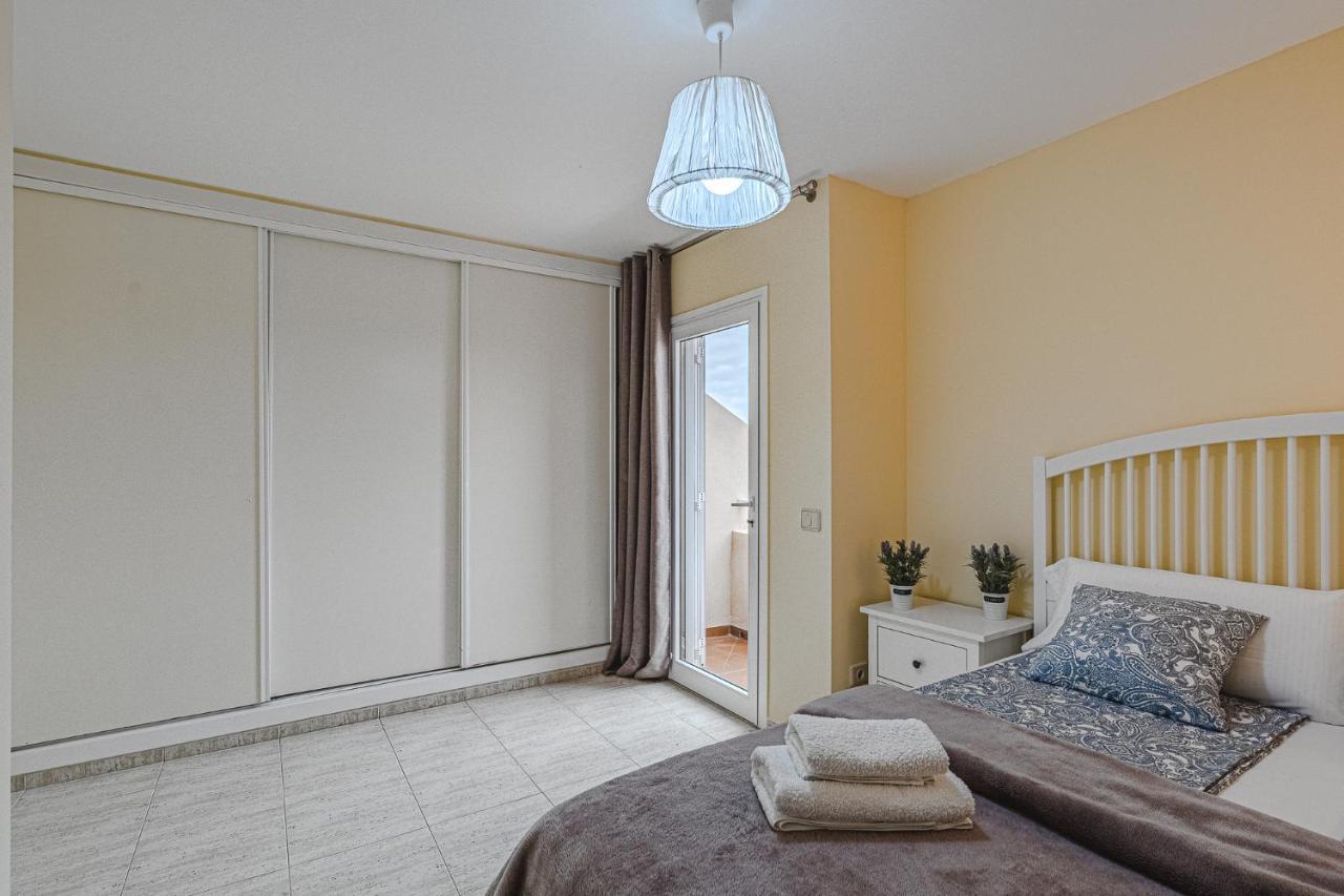Red Large Family Apartment, Three Floors, 10 Guests أذيخي المظهر الخارجي الصورة