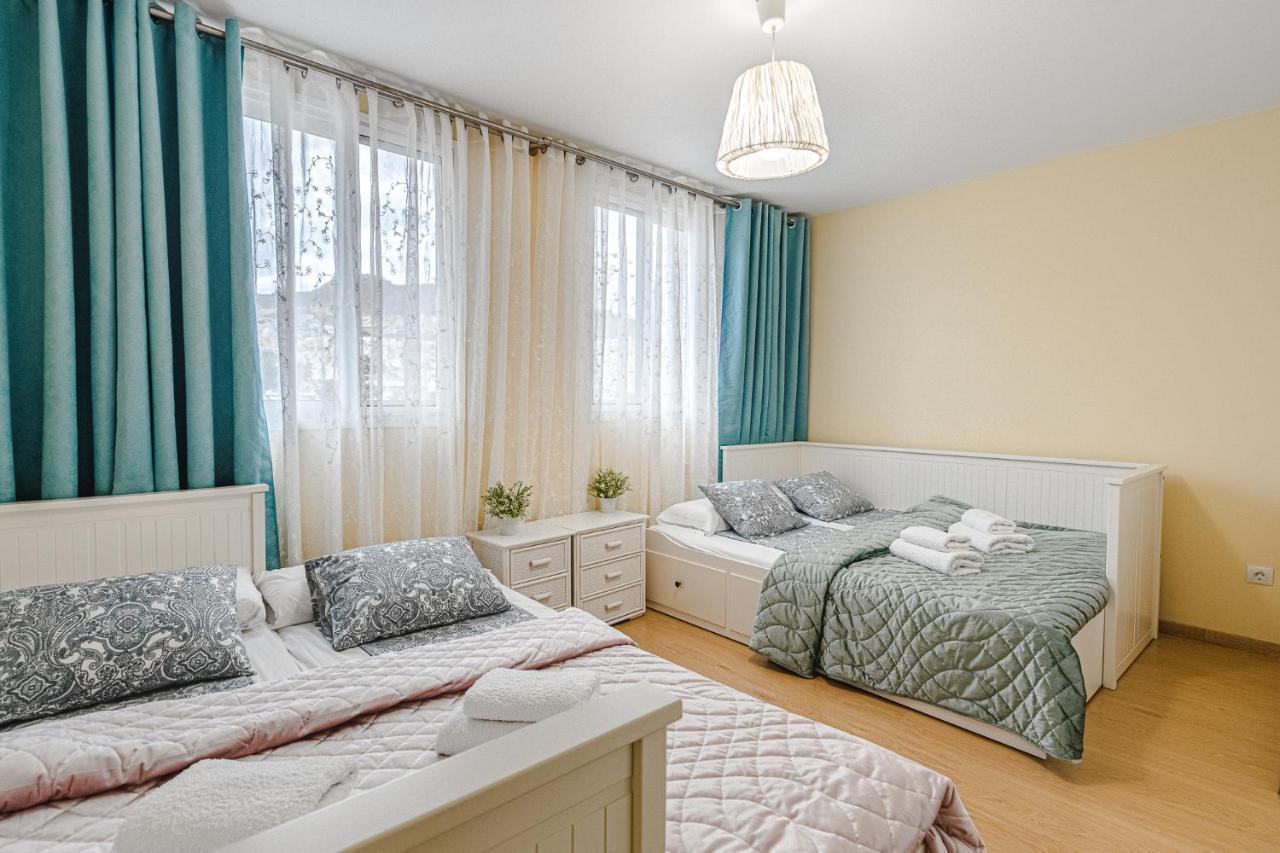 Red Large Family Apartment, Three Floors, 10 Guests أذيخي المظهر الخارجي الصورة