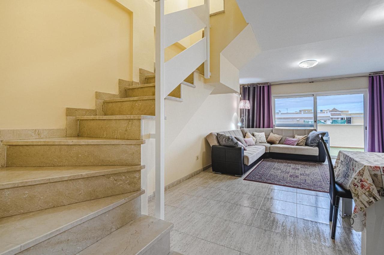 Red Large Family Apartment, Three Floors, 10 Guests أذيخي المظهر الخارجي الصورة