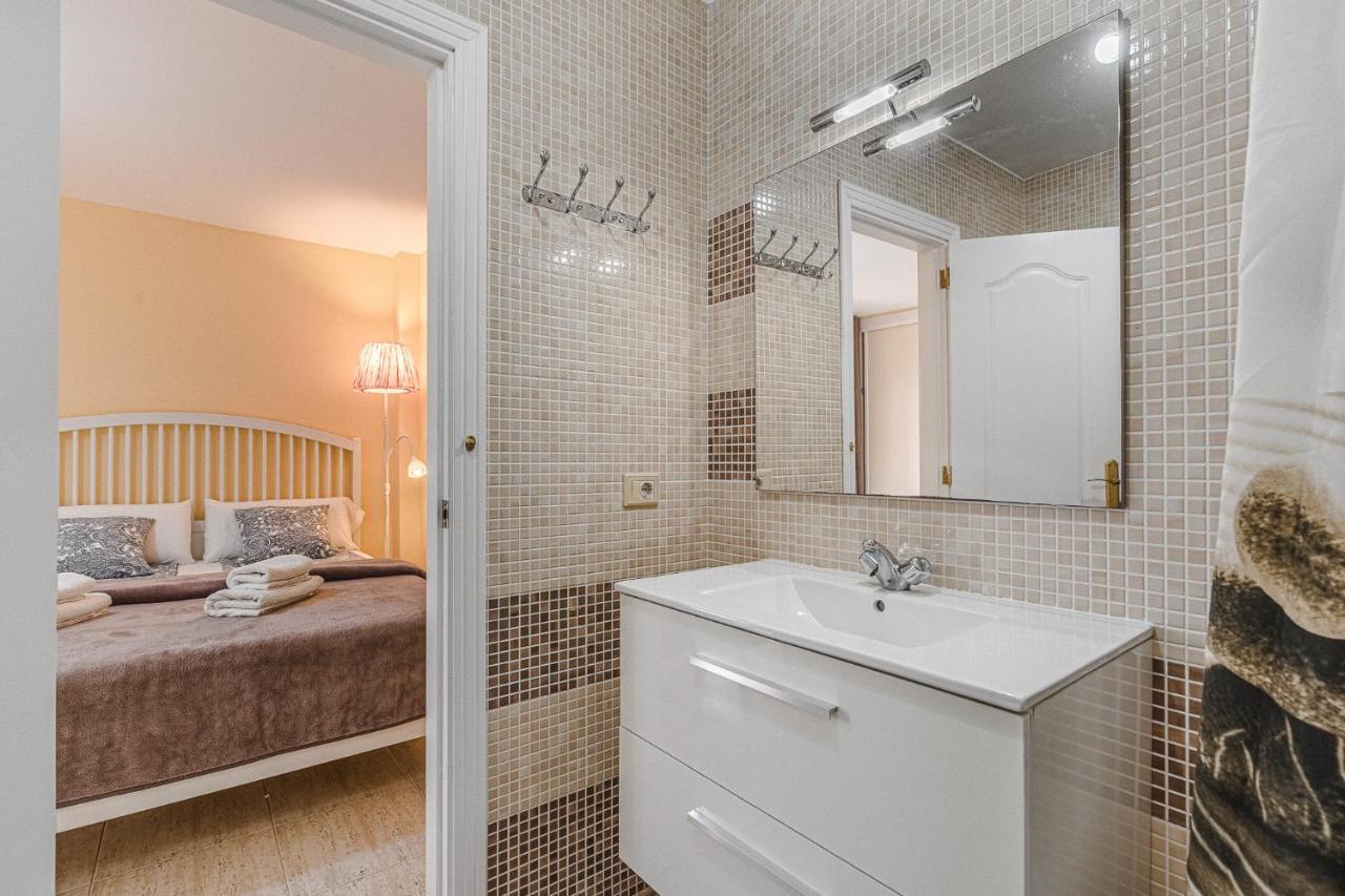 Red Large Family Apartment, Three Floors, 10 Guests أذيخي المظهر الخارجي الصورة